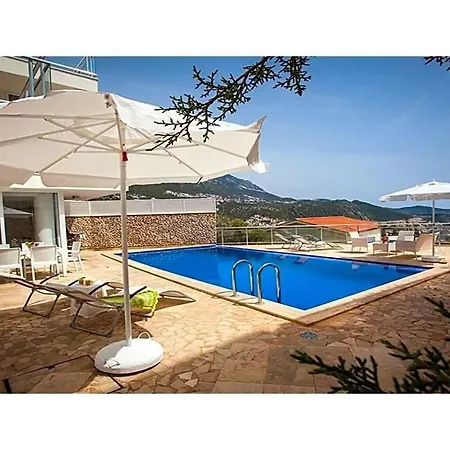 Sleeps 6 Pool Air Con Wifi