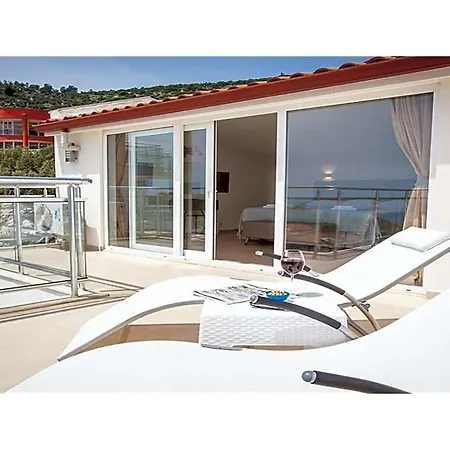 Sleeps 6 Pool Air Con Wifi וילה קלקן