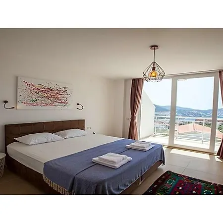 Sleeps 6 Pool Air Con Wifi קלקן