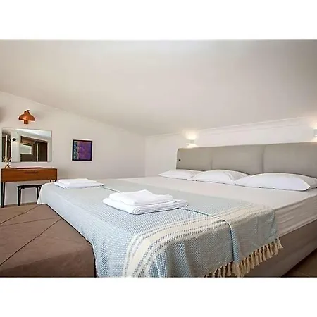 Sleeps 6 Pool Air Con Wifi Villa