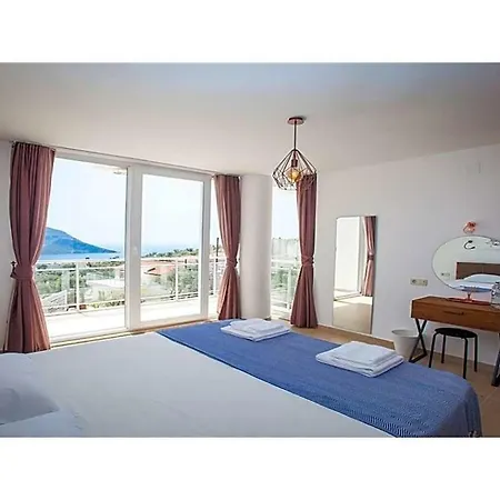 Sleeps 6 Pool Air Con Wifi